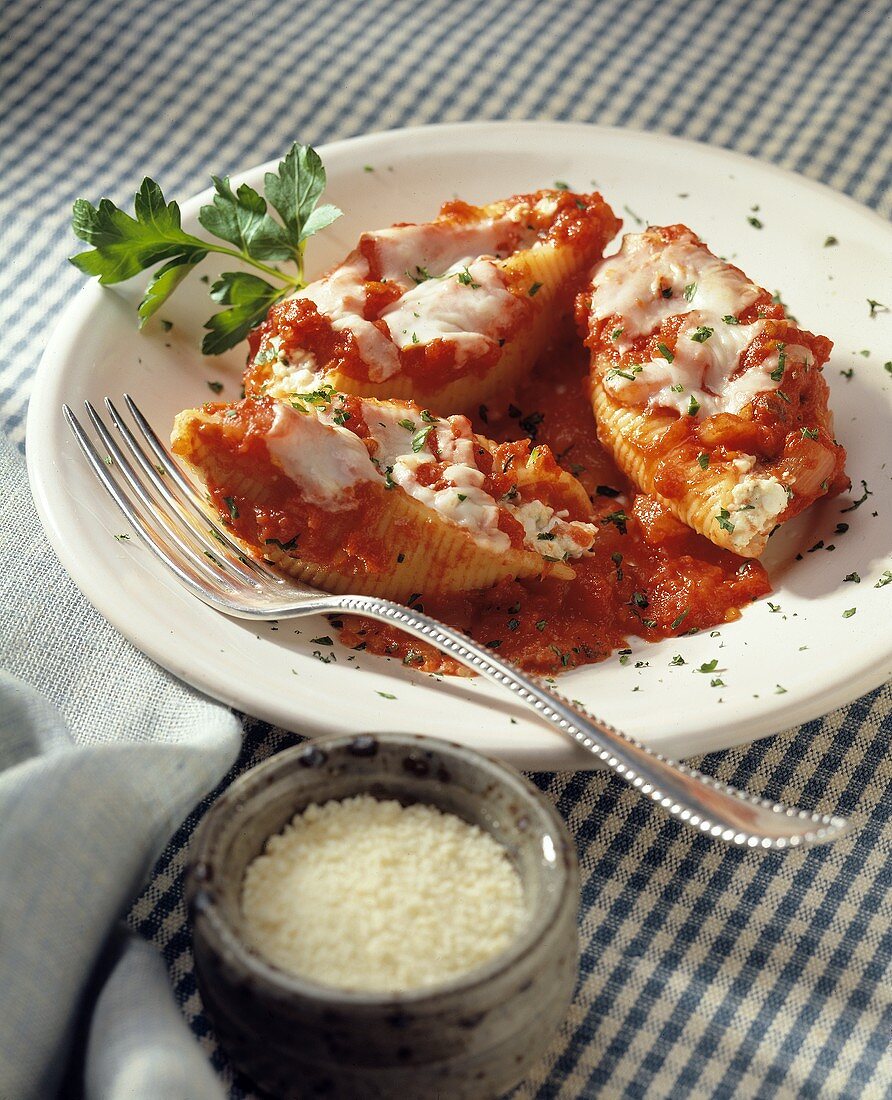 Conchiglie ripiene al pomodoro (Stuffed pasta shells)