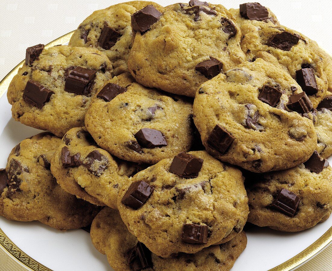 Chocolate Chip Cookies auf einem Teller