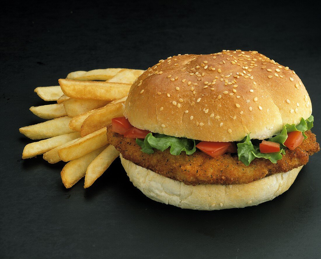 Burger mit Hühnerschnitzel und Pommes frites