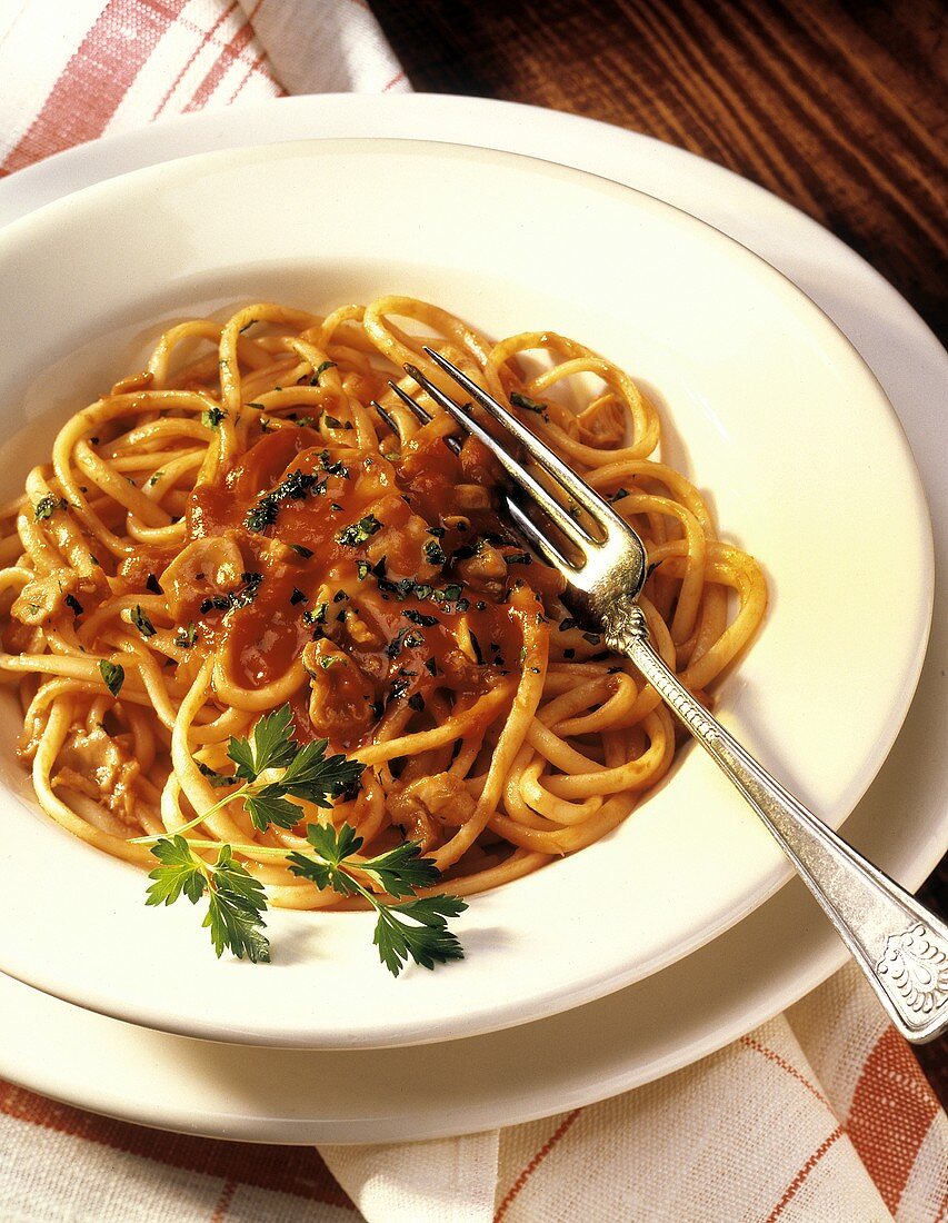 Linguine allo scoglio (Linguine with tomato and shellfish sauce)