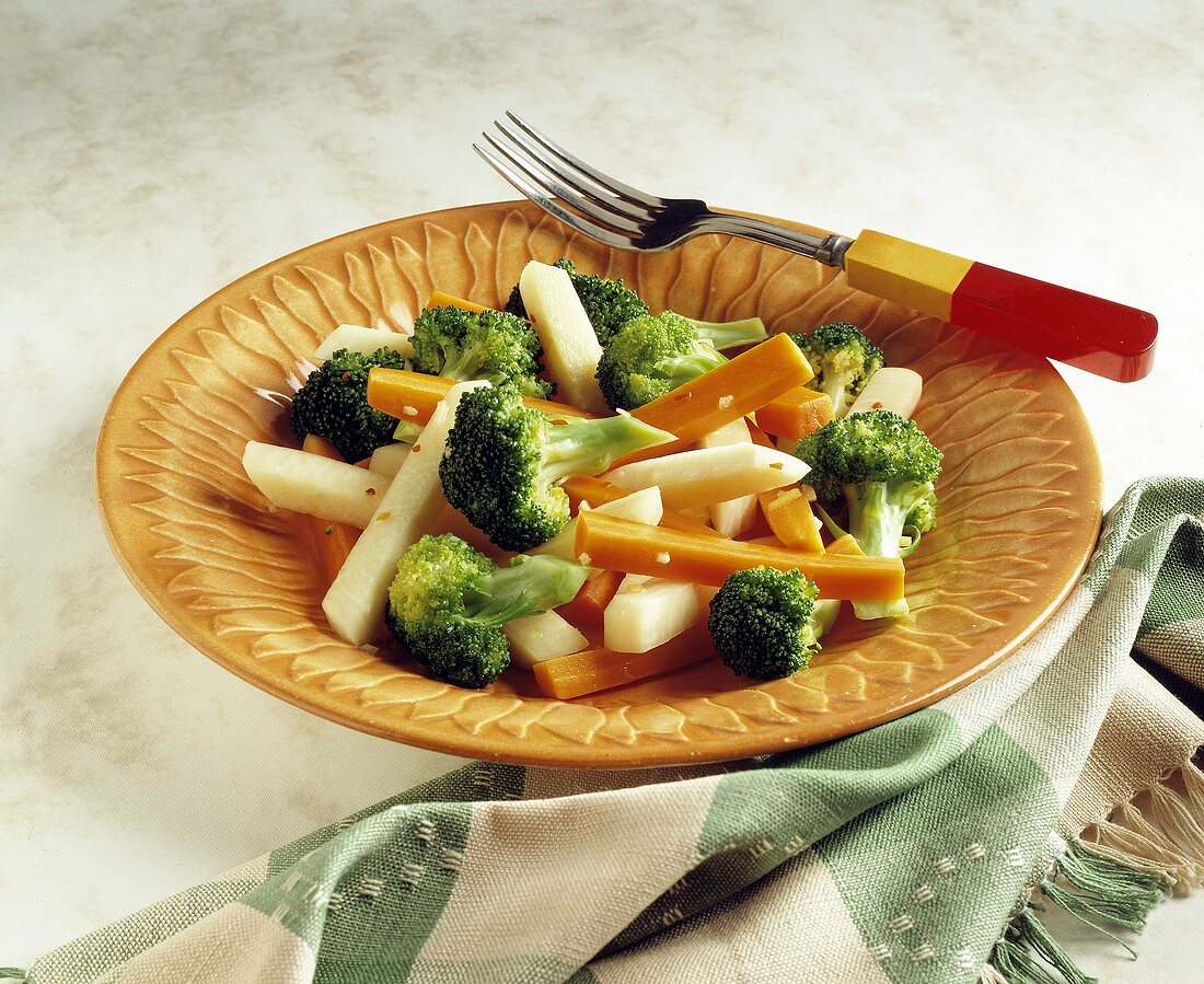 Gemüsesalat mit Brokkoli, Möhren und Jicamarüben auf Teller