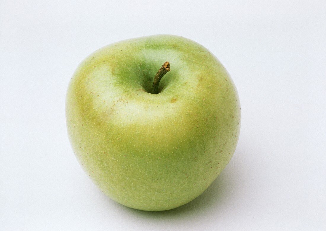 Ein gelb-grüner Apfel (Sorte Mutsu)