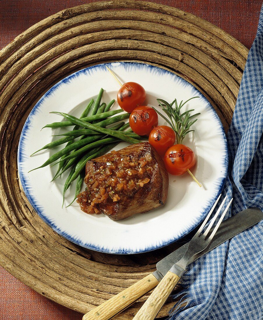 Gegrilltes Wild mit Kirschtomatenspiess und grünen Bohnen