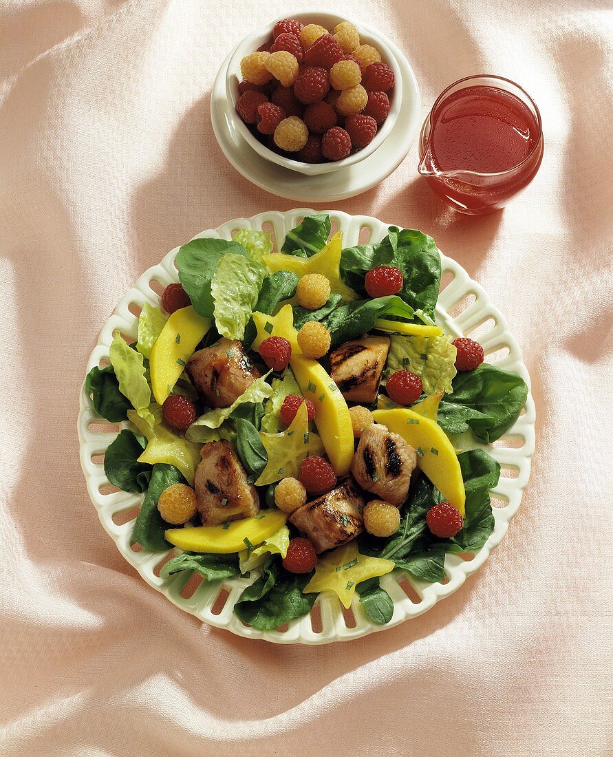 Blattsalat mit gegrilltem Putenfleisch, Karambolen, Himbeeren