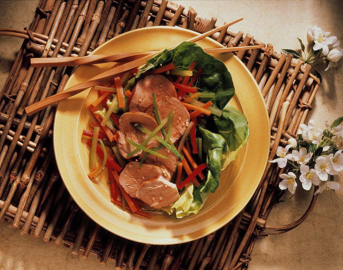 Blattsalat mit Gemüsestreifen und gegrilltem Schweinefleisch