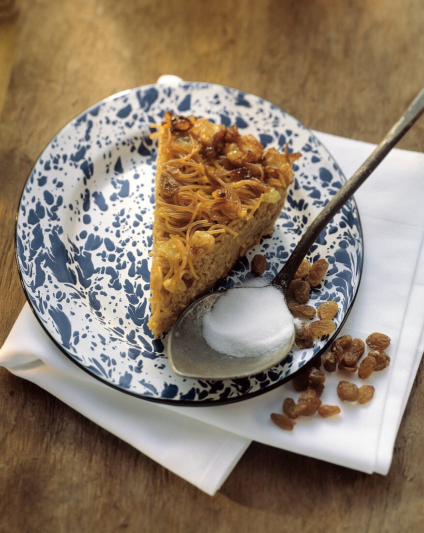 Ein Stück Kugel (jüd. Nudelauflauf mit Rosinen) auf Teller