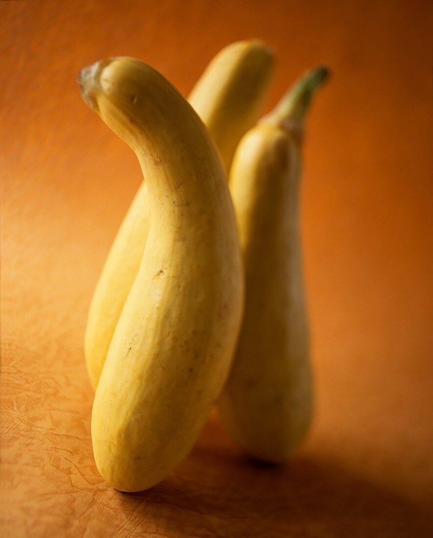 Drei gelbe Zucchinis