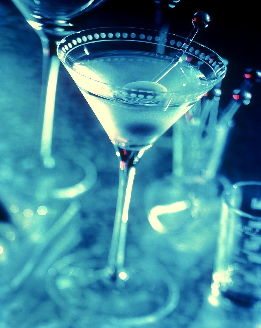 Martini mit Olive im Aperitifglas