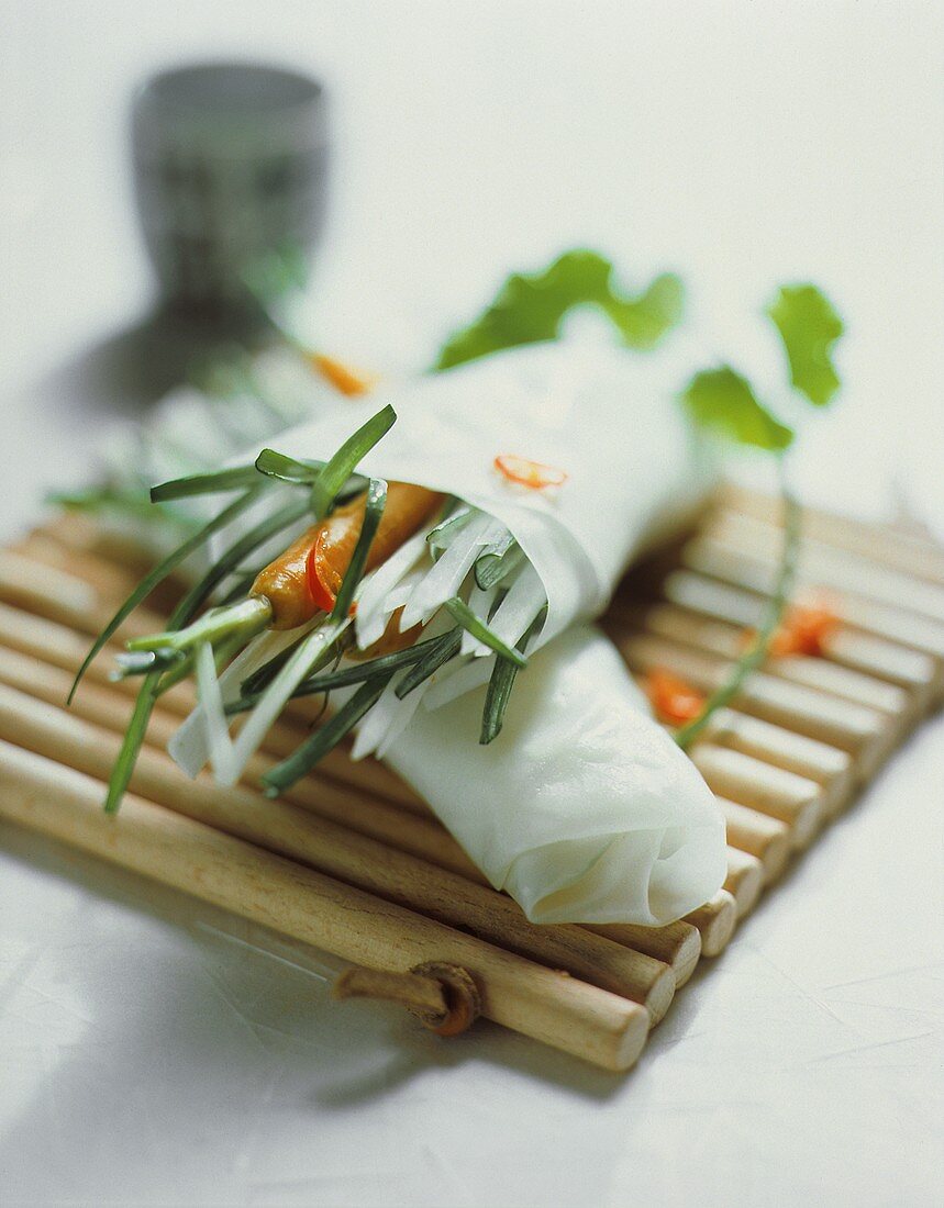 Thailändisches Gemüse im Reispapier (rohe Frühlingsrollen)
