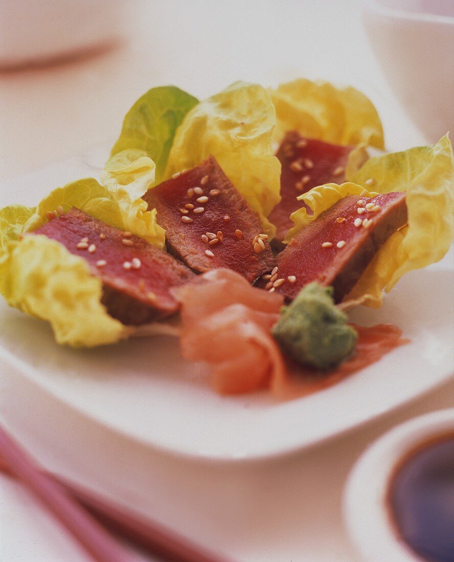 Thunfisch mit Salatblättern und Wasabi