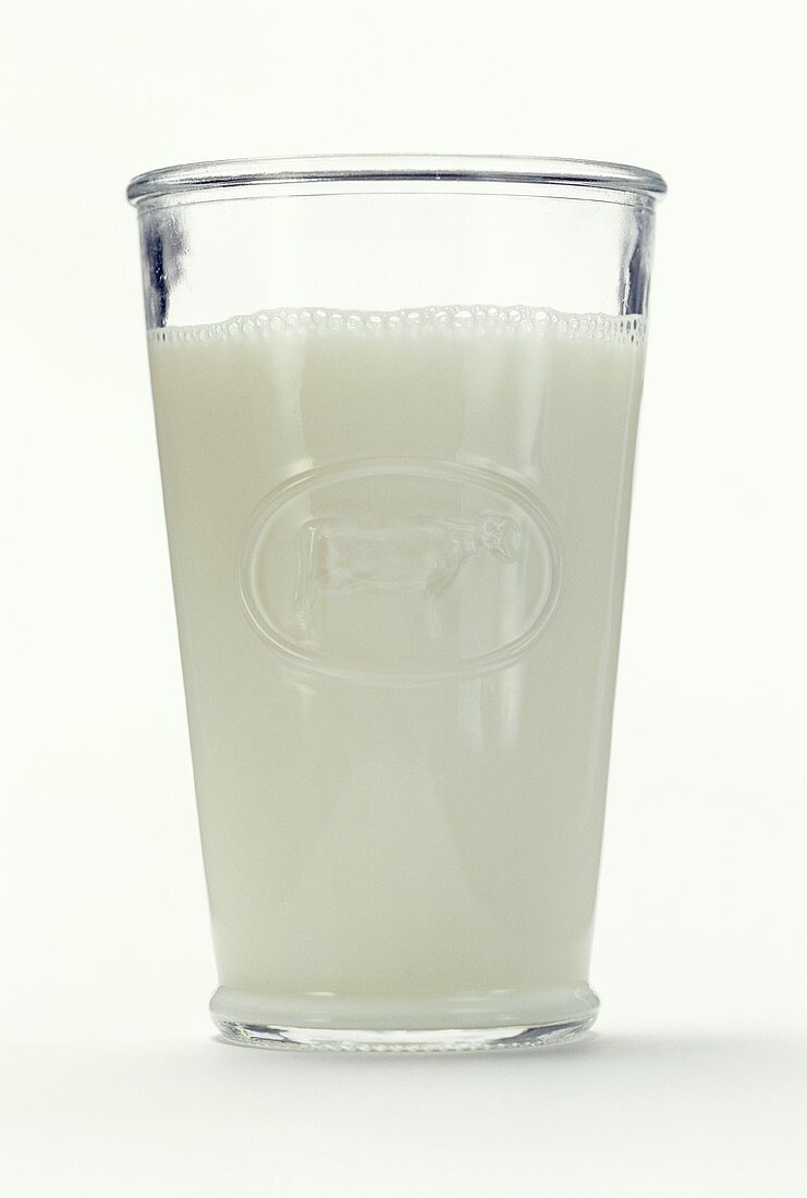 Ein Glas Milch auf weißem Untergrund