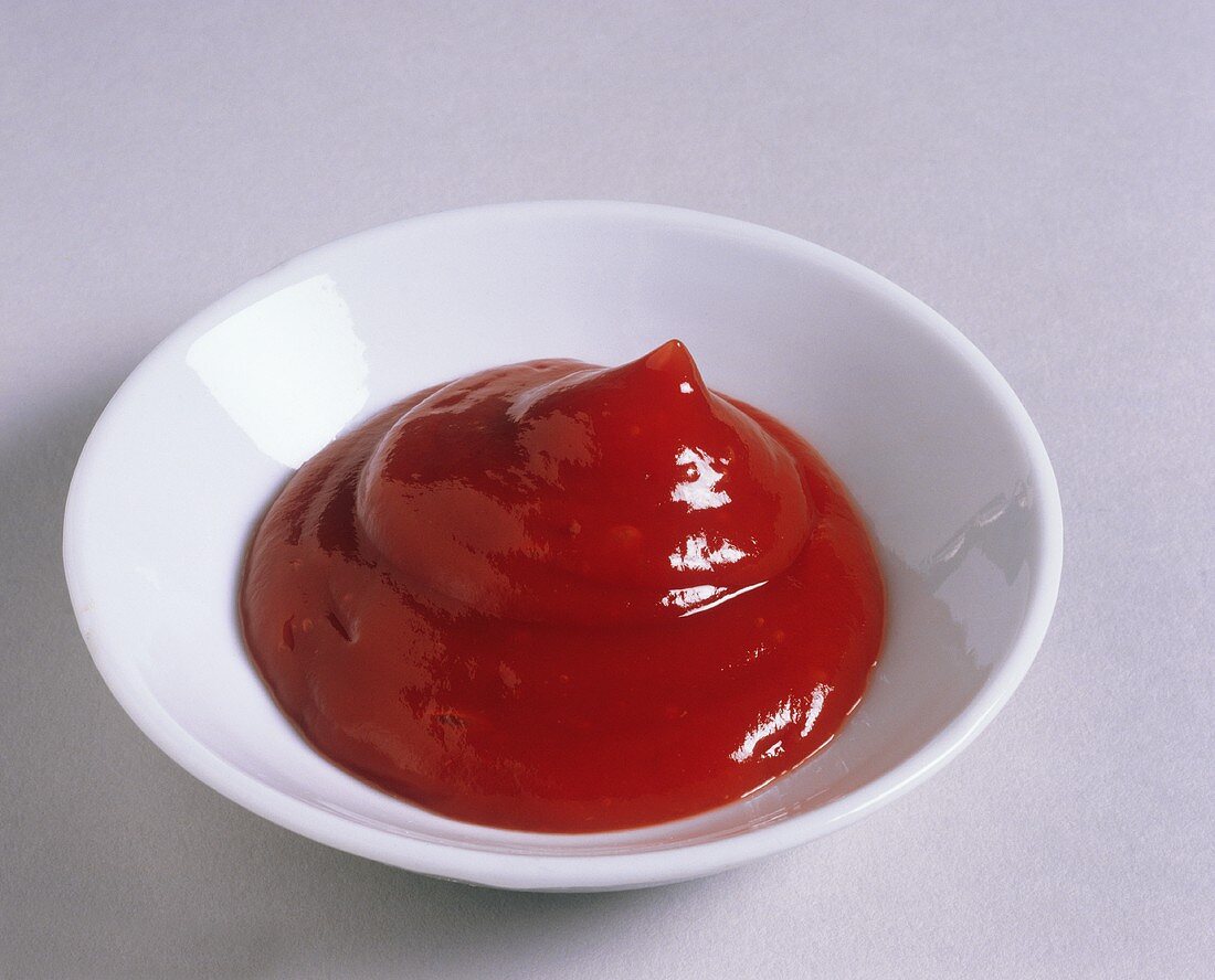 Ketchup in weißem Schälchen