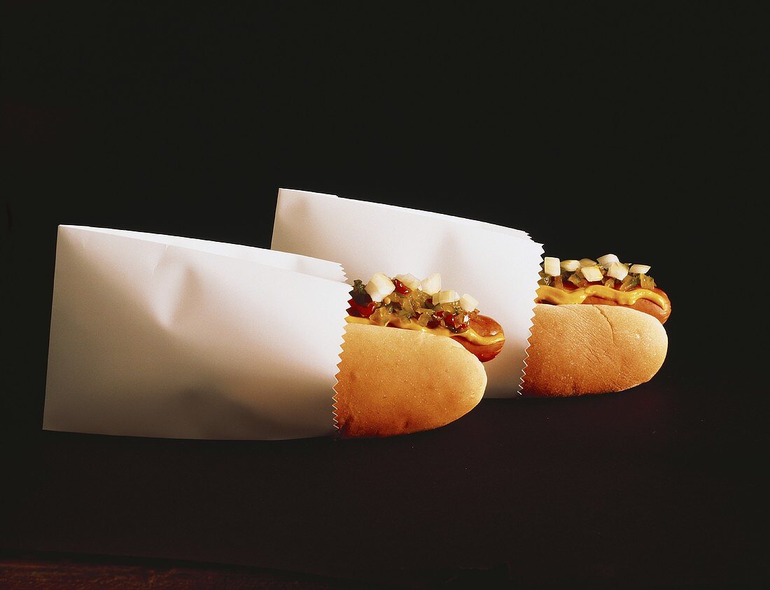 Zwei Hot Dogs in Papiertüten