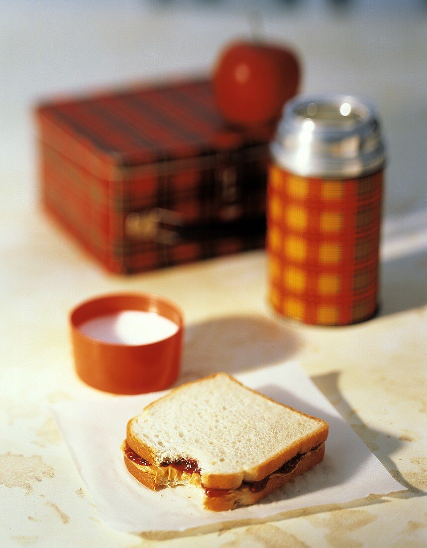 Erdnussbutter-Marmeladen-Sandwich; Lunchbox; Thermosflasche