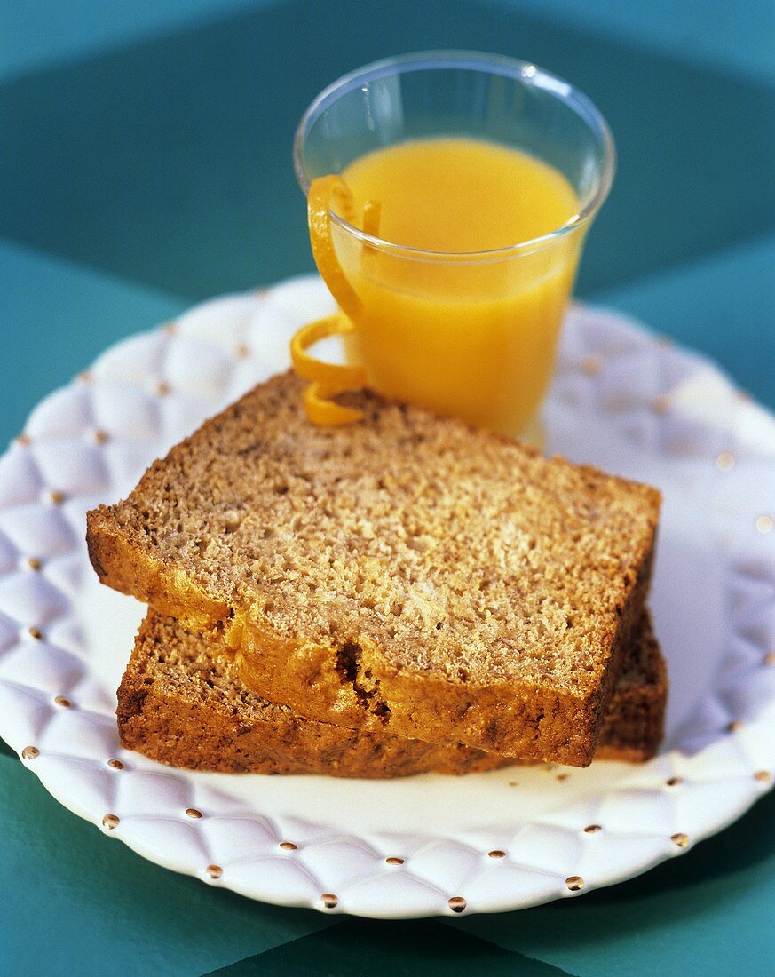 Zwei Scheiben Bananenbrot und Glas Orangensaft