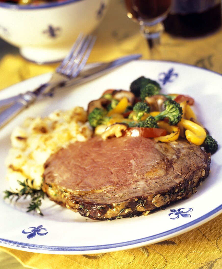 Rindersteak mit Gemüse und Kartoffeln