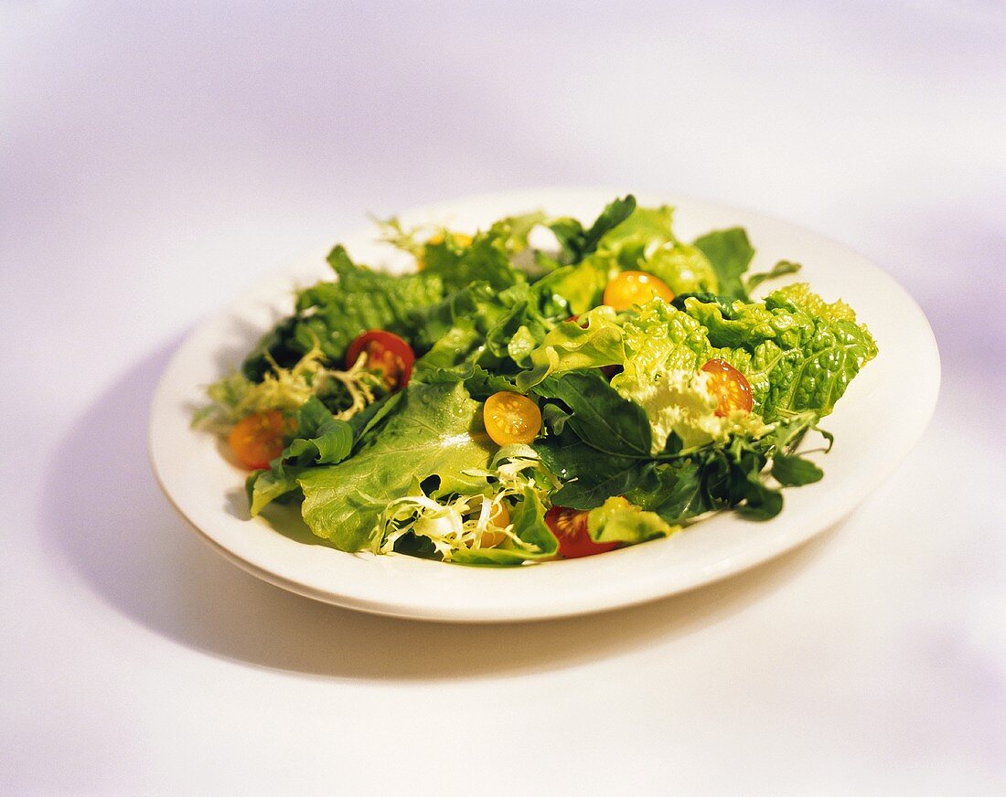 Gemischter Blattsalat mit Kirschtomaten