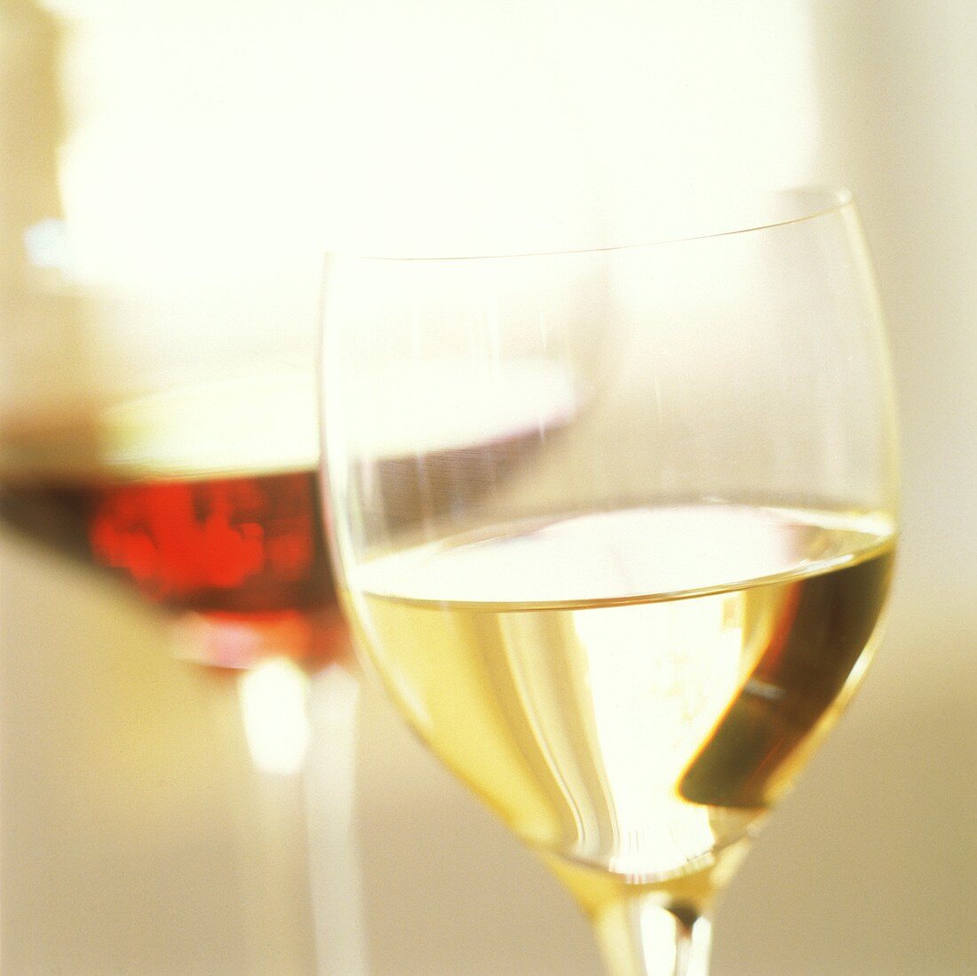 Weissweinglas vor einem Rotweinglas