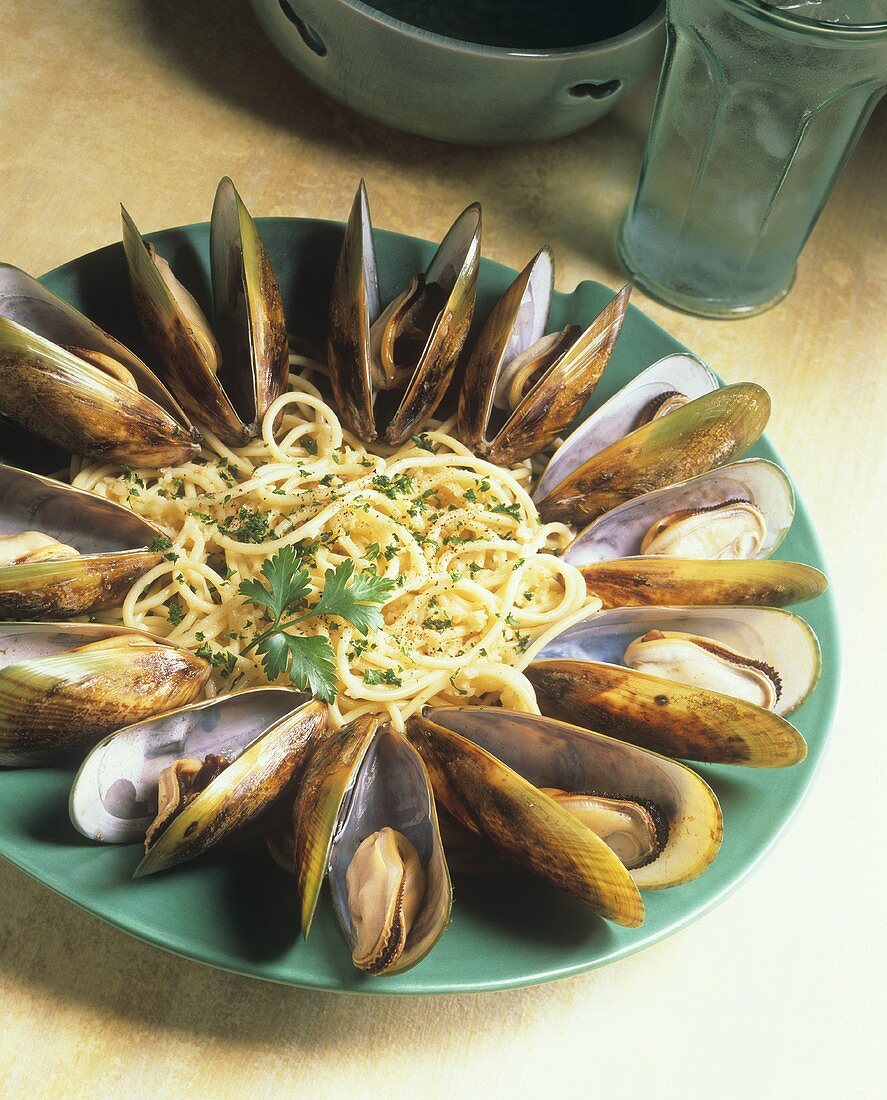 Miesmuscheln mit Linguine auf Teller