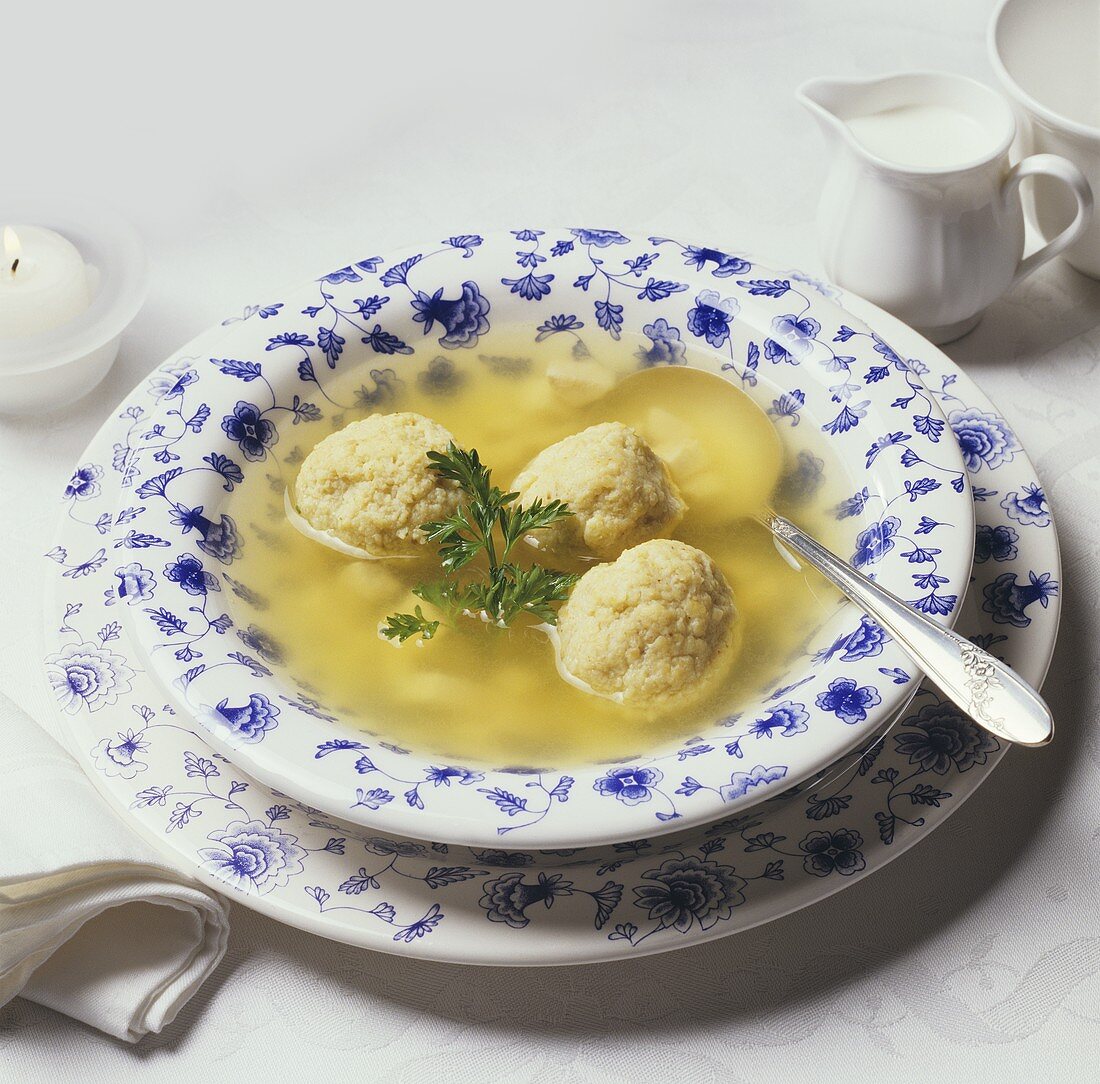 Brühe mit Matzoh-Klösschen