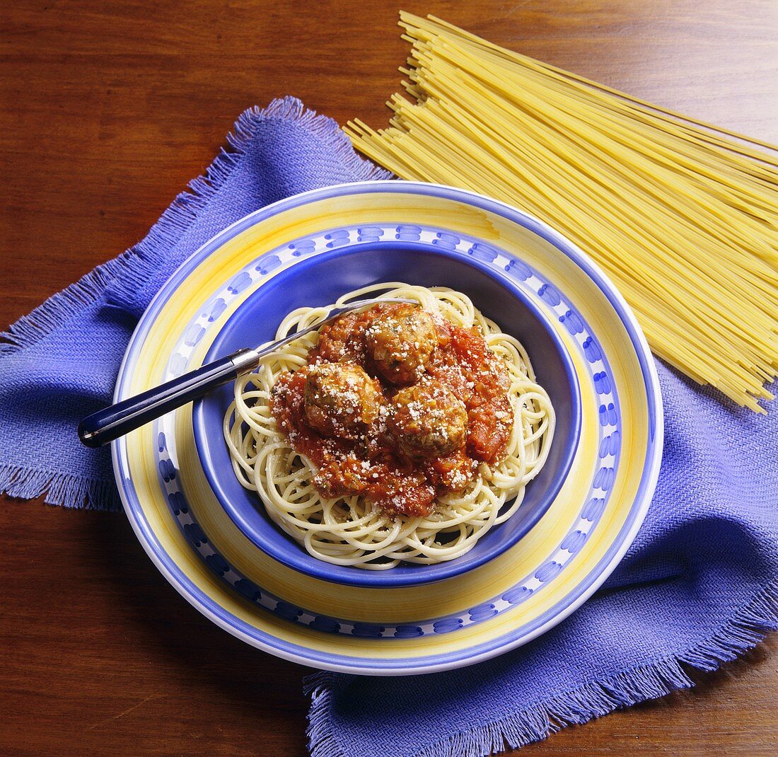 Spaghetti mit Fleischklösschen in Tomatensauce