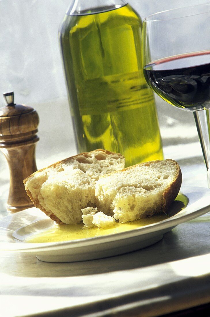 Italienisches Weißbrot in Olivenöl; Rotweinglas