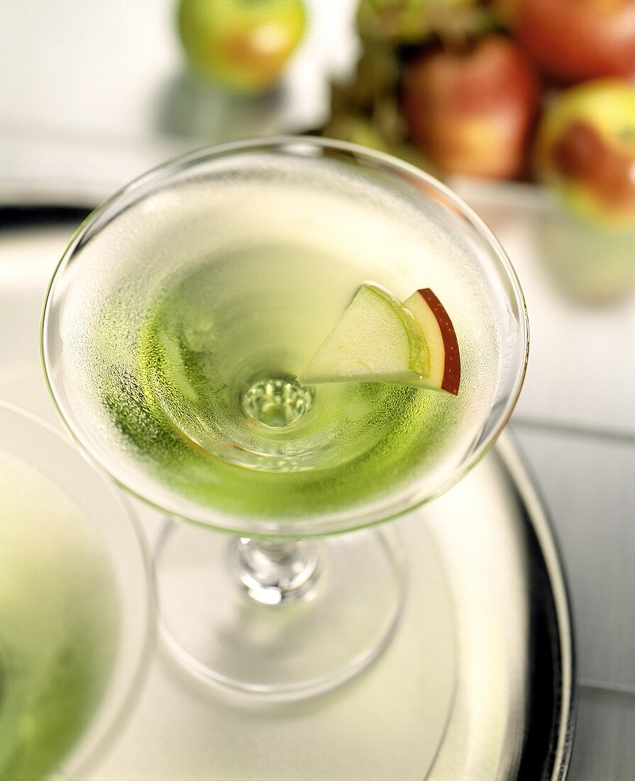Martini mit grünem Apfellikör und Apfelschnitzen