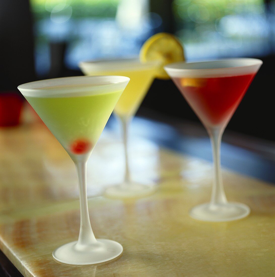 Drei Cocktails mit Martini in einer Bar