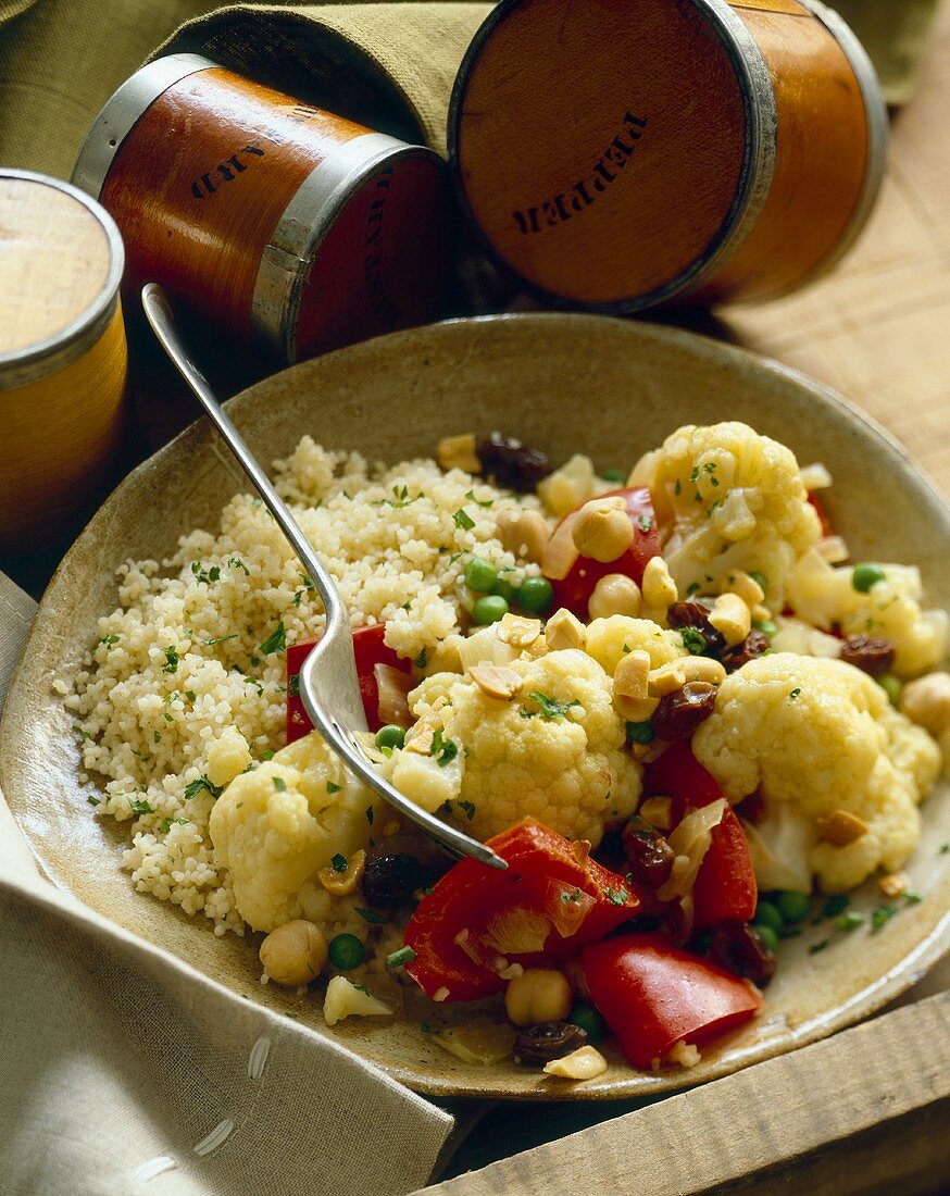 Ein Teller mit buntem Gemüseragout und Couscous