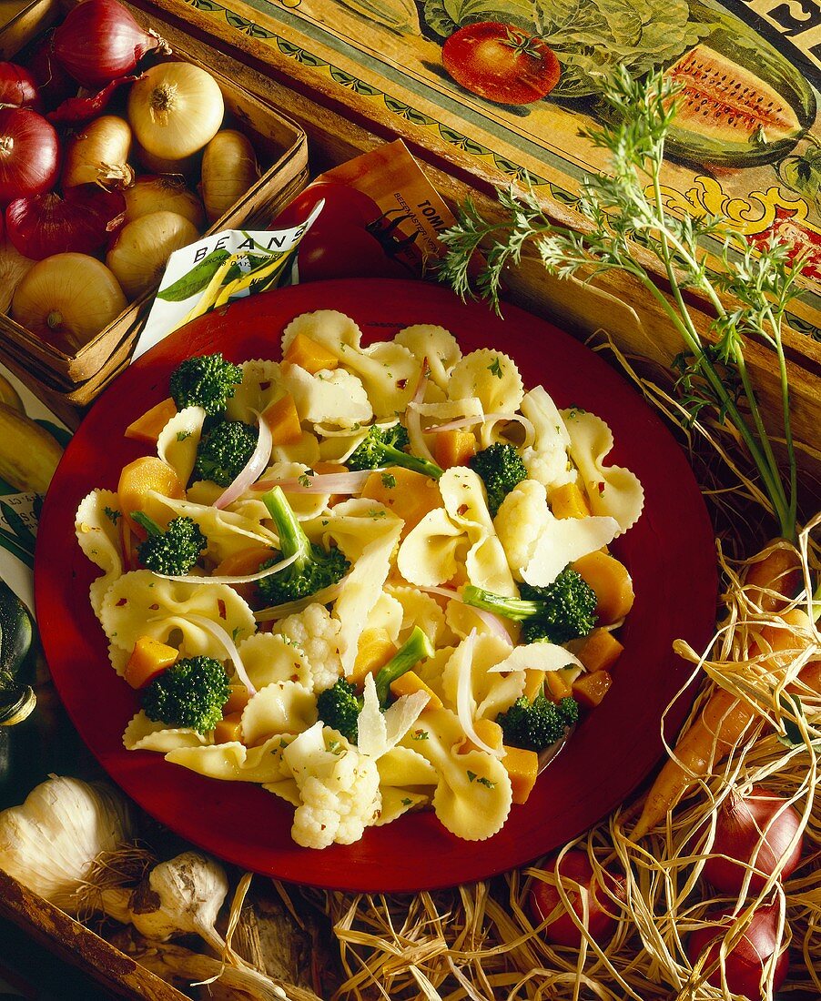 Farfalle mit Brokkoli, Möhren und Blumenkohl auf einem Teller