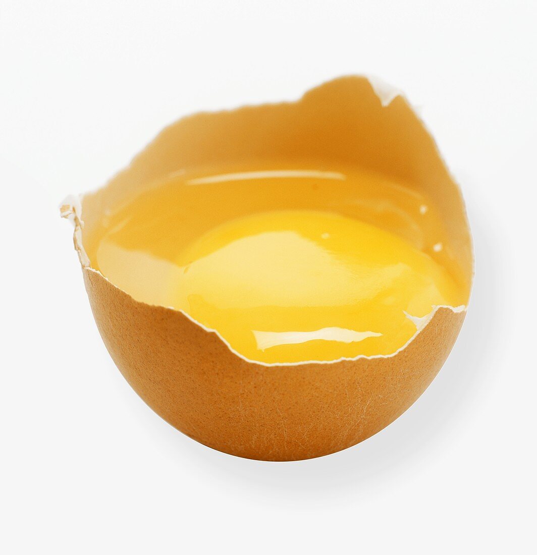 Aufgeschlagenes Ei in der Eierschale