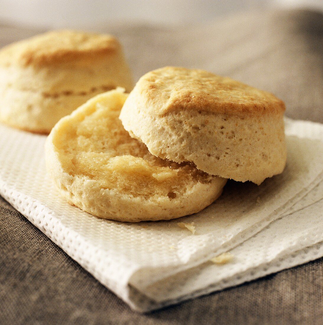 Buttermilch-Biscuits mit warmer Butter (USA)