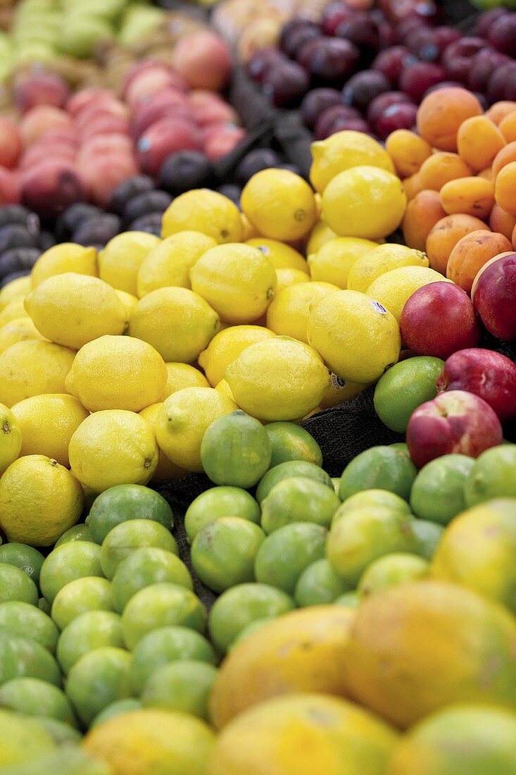 Frische Früchte auf einem Markt (Ausschnitt)