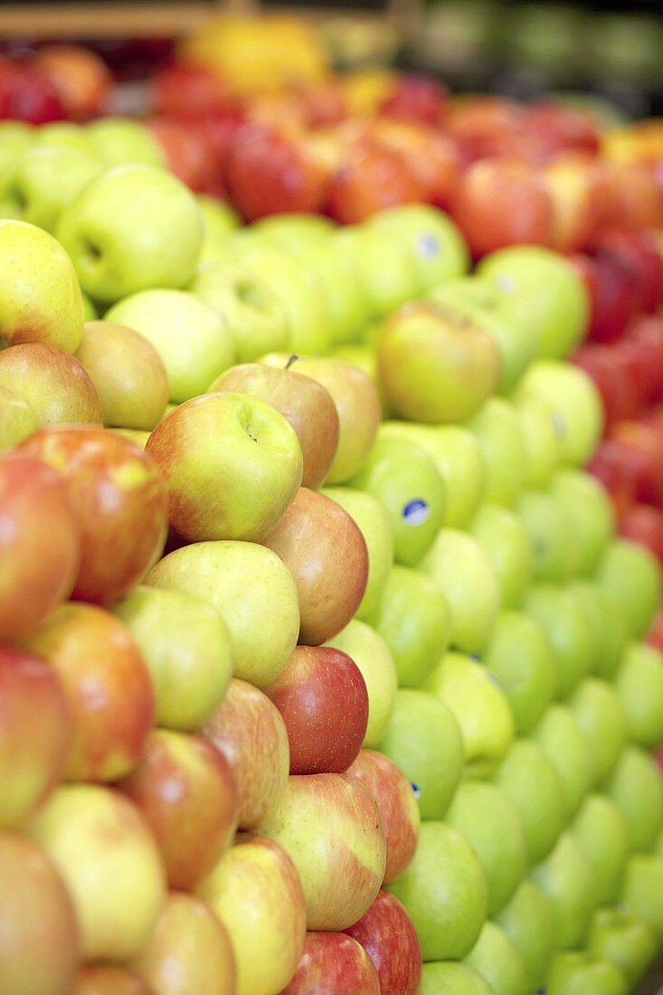 Verschiedene Äpfel, gestapelt, im Supermarkt