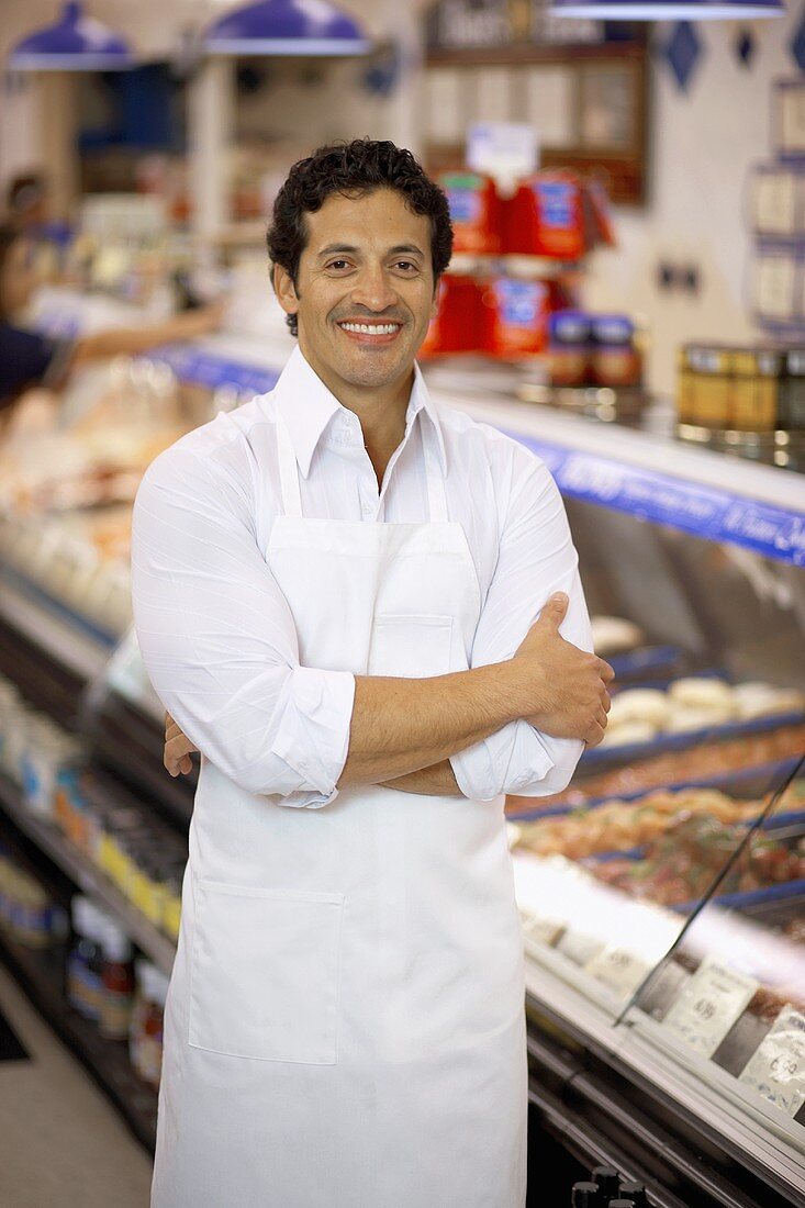 Metzger in Fleischabteilung im Supermarkt