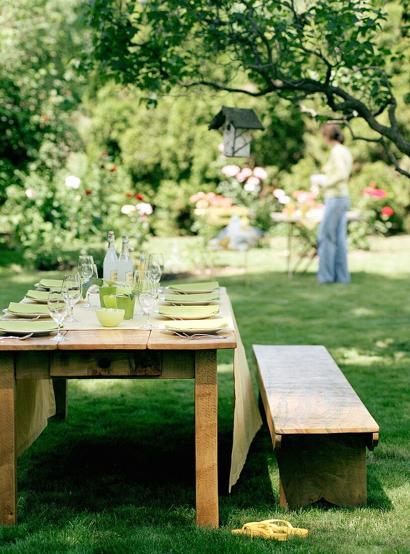 Gedeckter Tisch im sommerlichen Garten