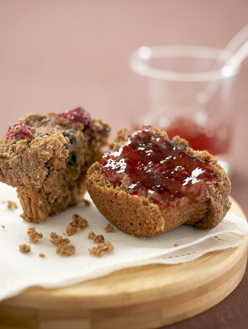Cranberry-Kleie-Muffin, halbiert, mit Erdbeermarmelade