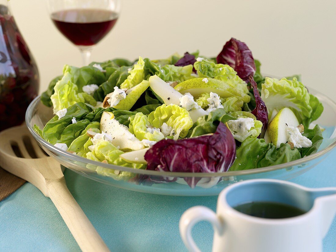 Salad leaves with pears and blue cheese, salad dressing