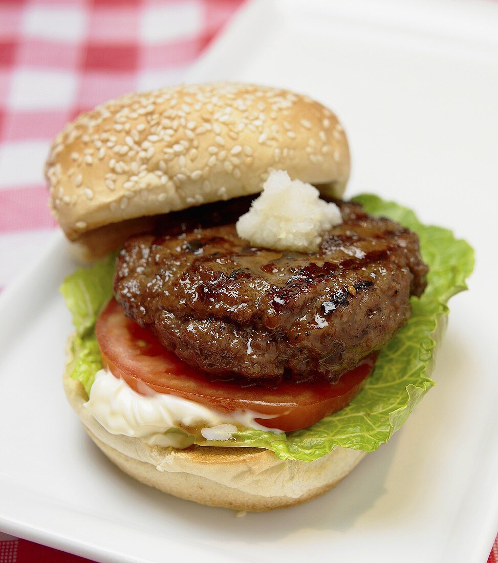 Hamburger mit Tomate, Salatblatt, Mayonnaise und Meerrettich