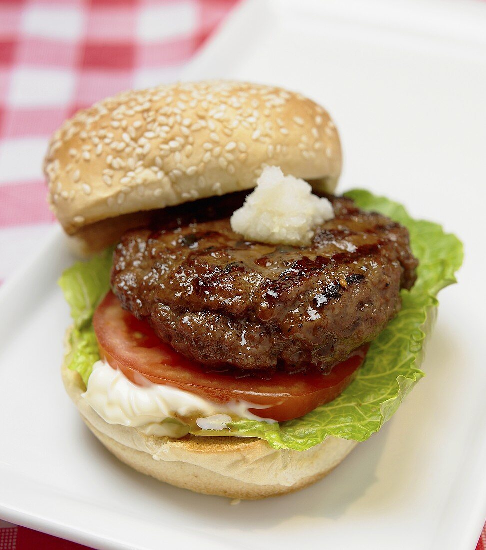 Hamburger with tomato, lettuce, mayonnaise & horseradish