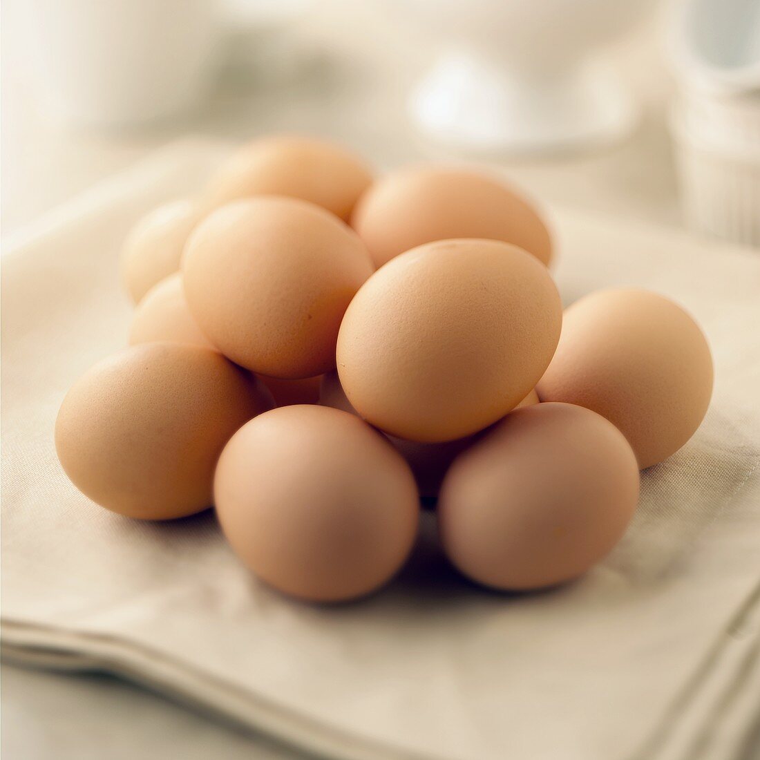 Braune Eier auf weißem Tuch