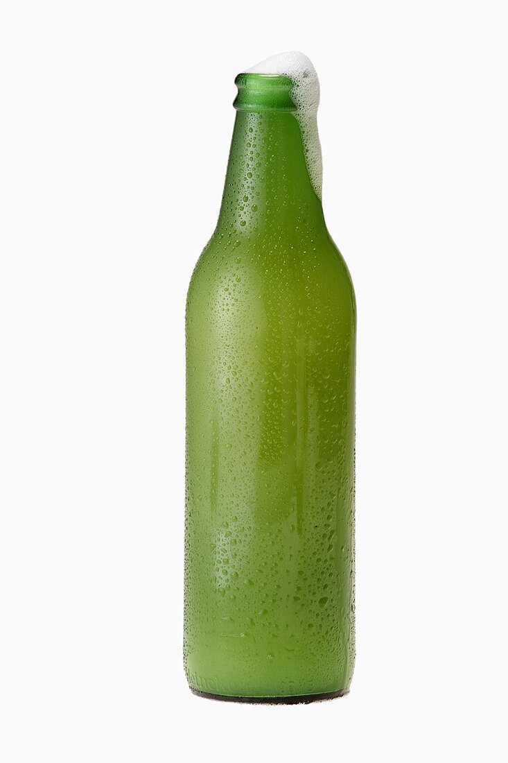 Bier schäumt aus grüner Flasche