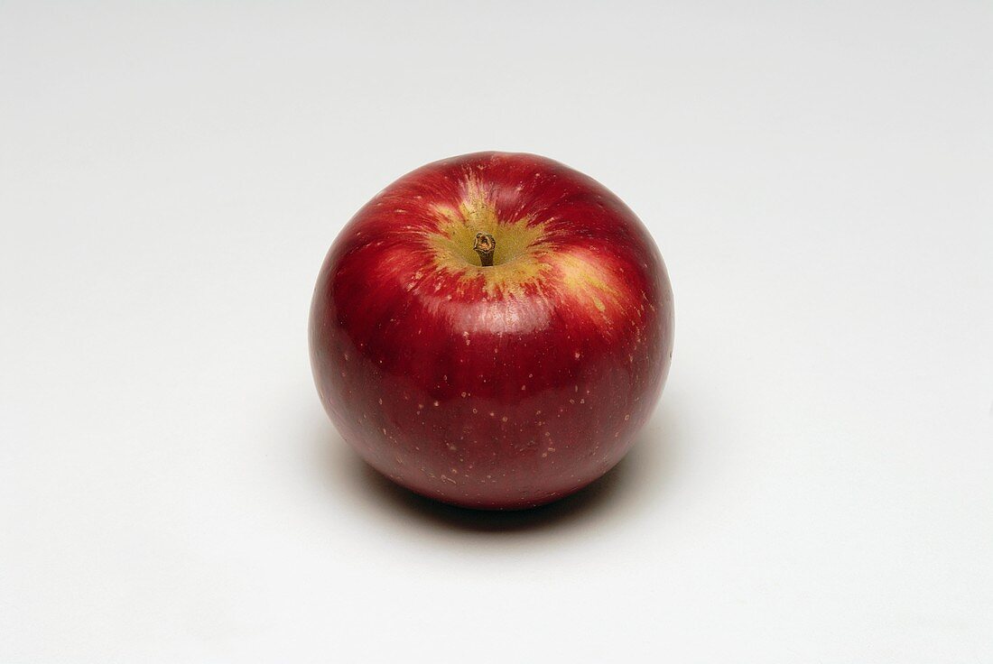 Ein roter Apfel (Sorte: Akane)