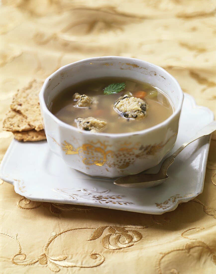 Hühnersuppe mit Gemüse und Couscousklössen