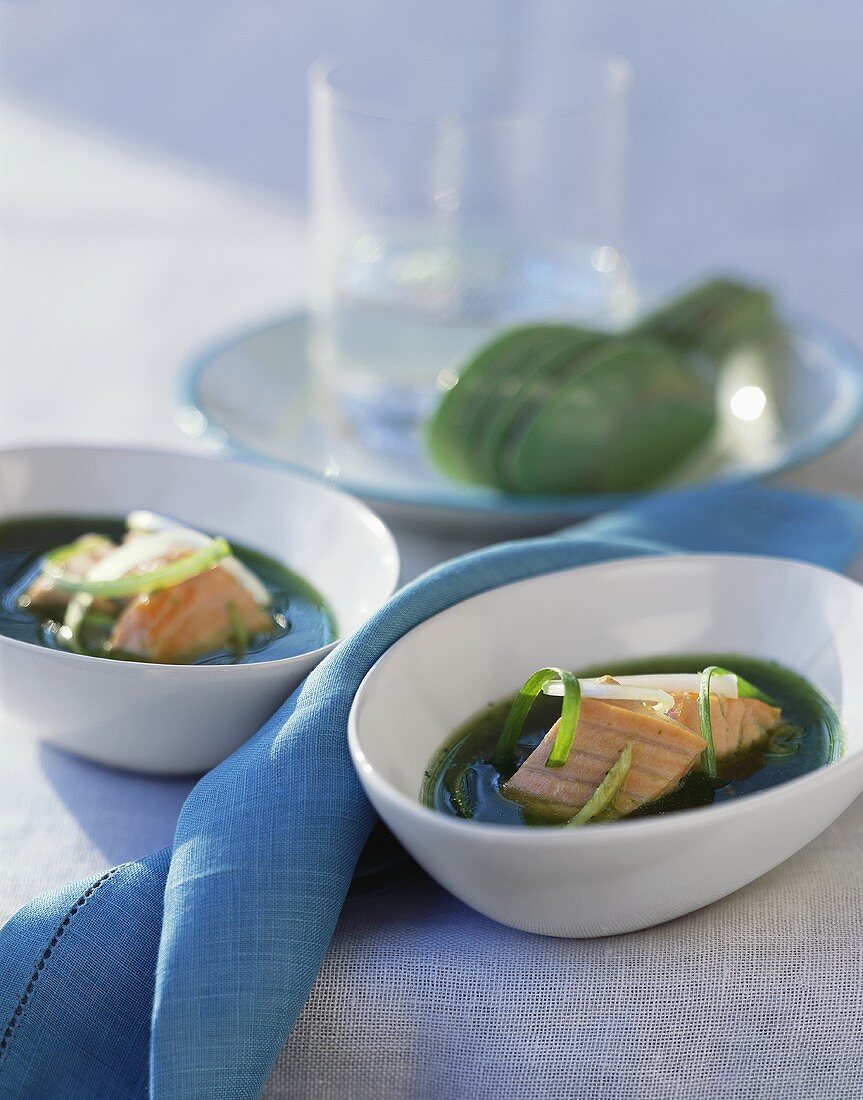 Suppe mit Lachs, frischem Ingwer und Tamarinde