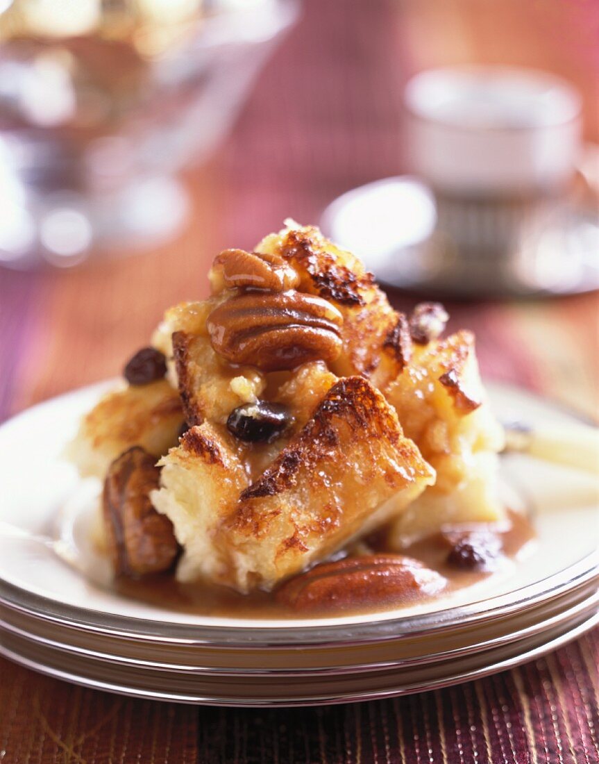 Warmes Brotdessert mit Nüssen und Rosinen