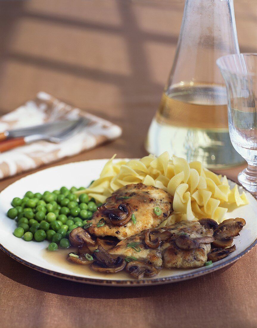 Marsala-Hähnchen mit Champignons, Erbsen und Nudeln