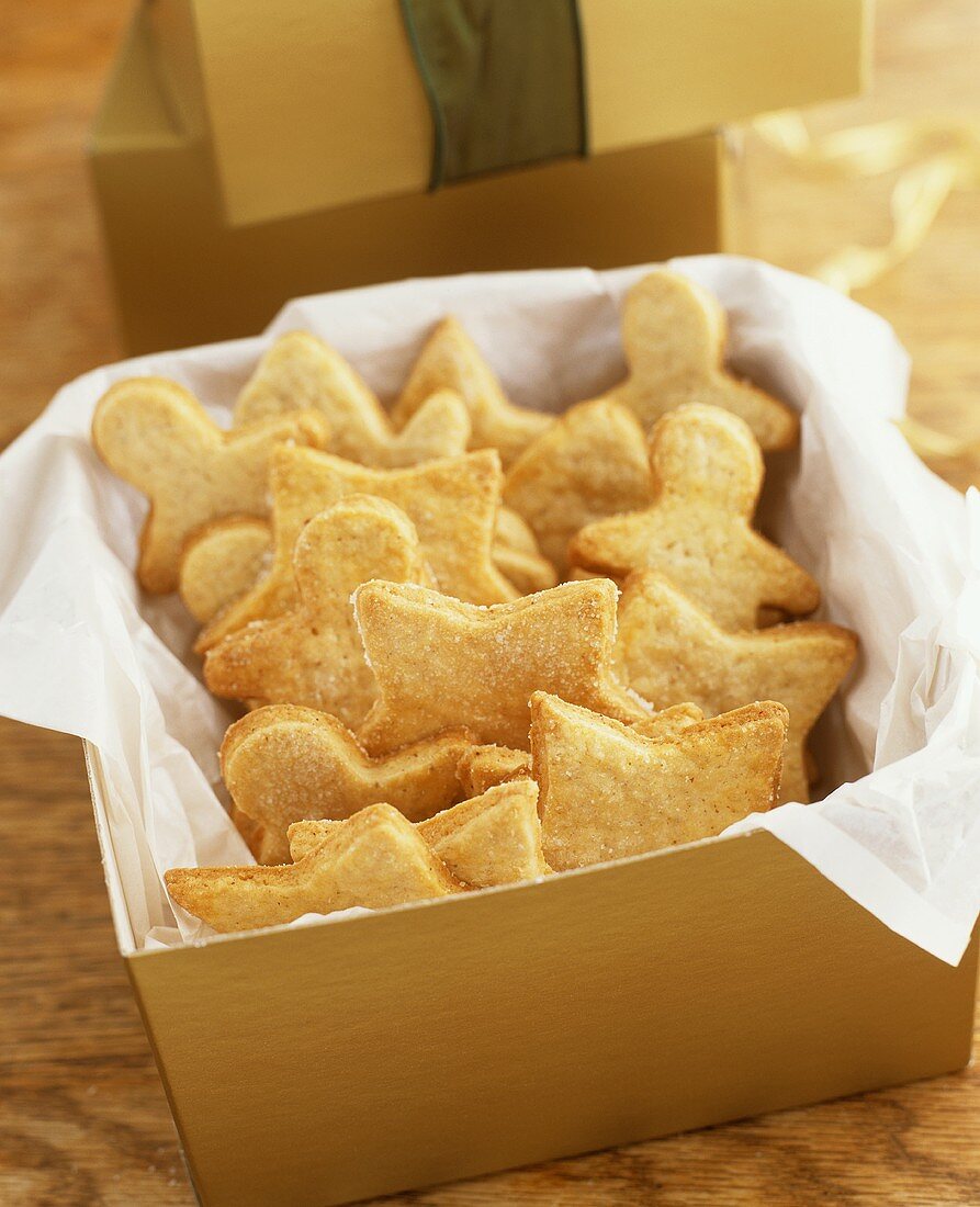 Plätzchen mit Zucker bestreut im Geschenkkarton