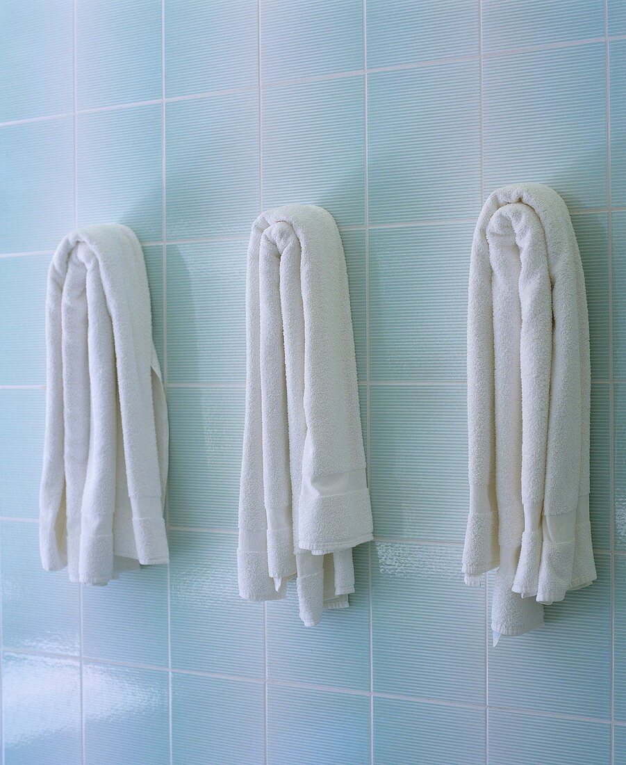 Drei weiße Badetücher