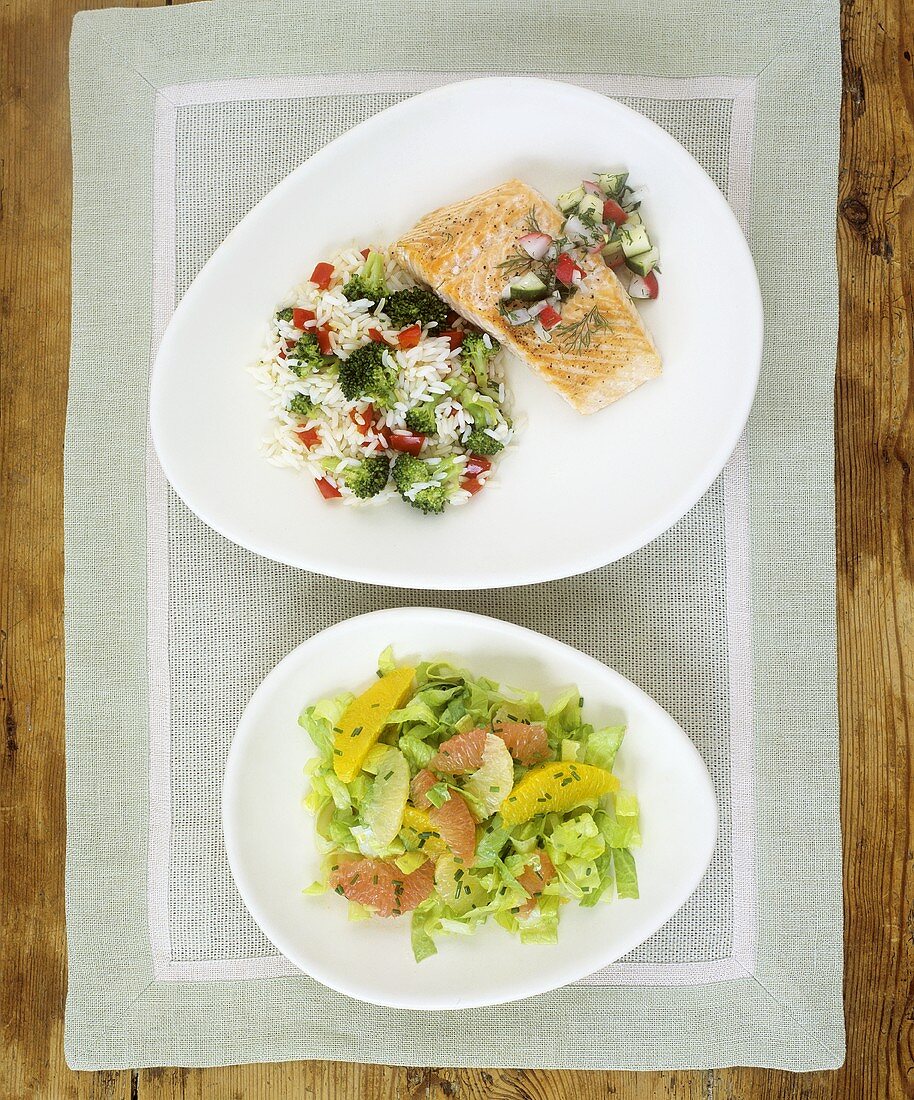 Lachsfilet mit Gemüsereis und Salat